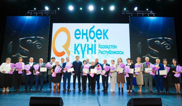 В столичном акимате наградили лучших работников ко Дню труда