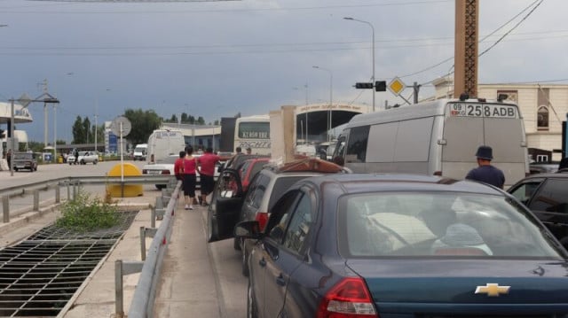 Benzin-granica_ochered-HLeCbW2zA1.jpg