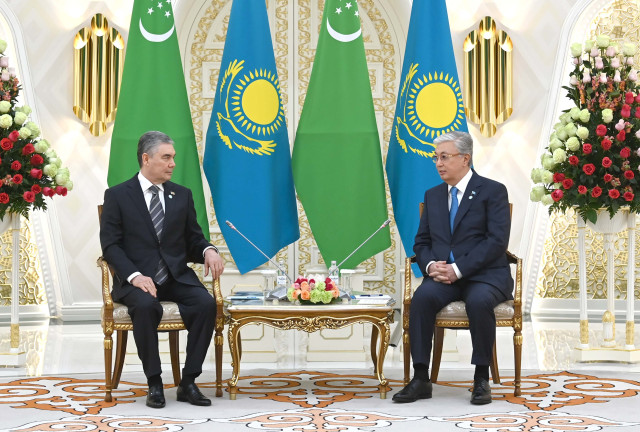 К.Токаев провел встречу с председателем Халк Маслахаты Туркменистана