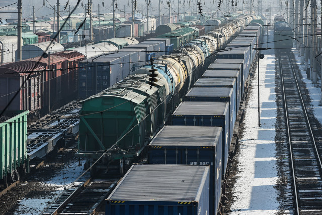 К.Токаев считает важным укрепление взаимодействия с Узбекистаном в транзитно-транспортной сфере