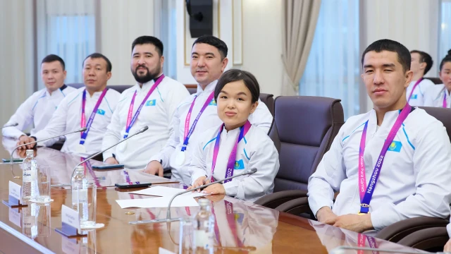 Премьер-министр Казахстана встретился с победителями и призерами IV азиатских параигр
