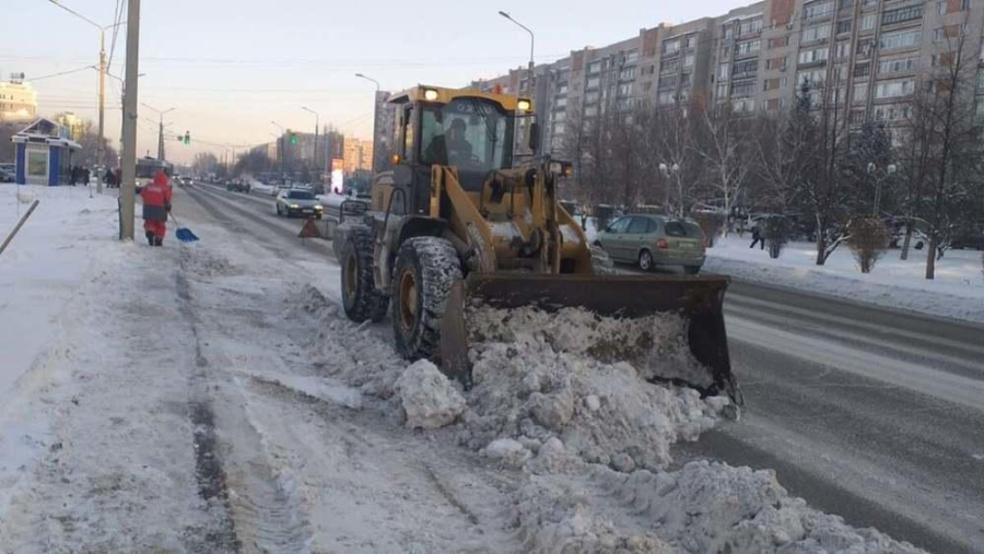 Непогода в Казахстане: дорожные службы продолжают свою работу