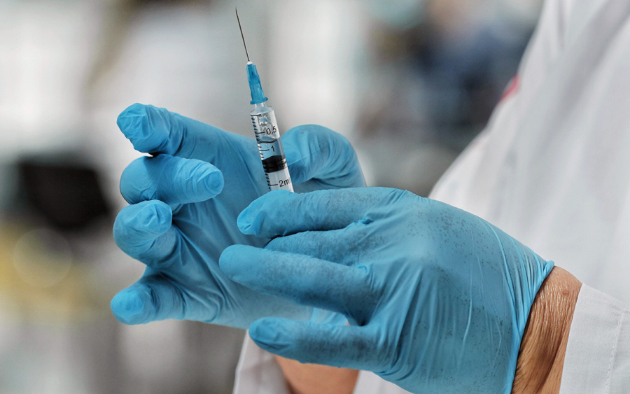Иностранные фармкомпании испытали новые вакцины от «Омикрона»