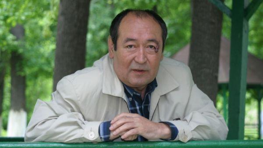 Kazakh playwright Rollan Seisenbayev receives Golden Writer Award