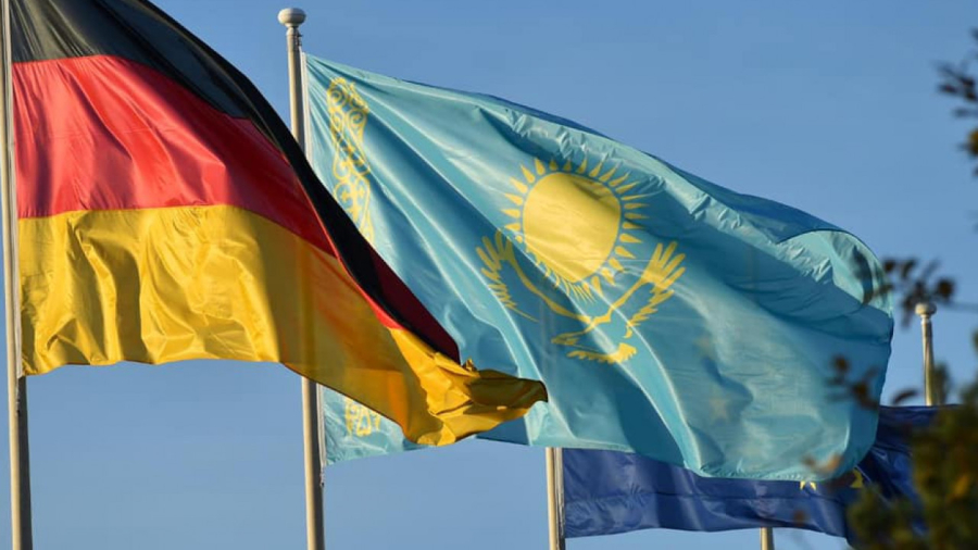 Германияда Казакстан дипломатиясынын 30 жылдыгына арналган флешмоб өттү