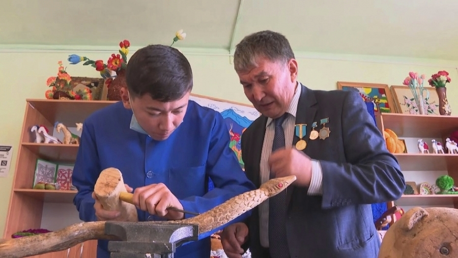 Уникальные изделия из дерева создает мастер в Туркестанской области