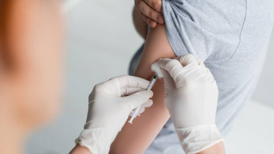 Первую вакцину от омикрона одобрили в Великобритании
