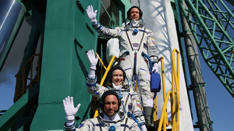 Дүйнөдөгү эң алгачкы киноэкипаж эл аралык космос станциясына жетти