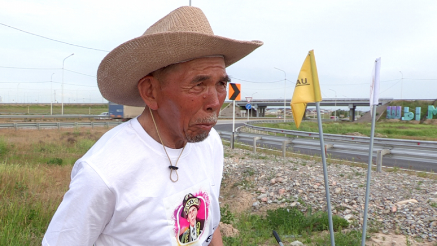 72-летний марафонец путешествует по Казахстану пешком