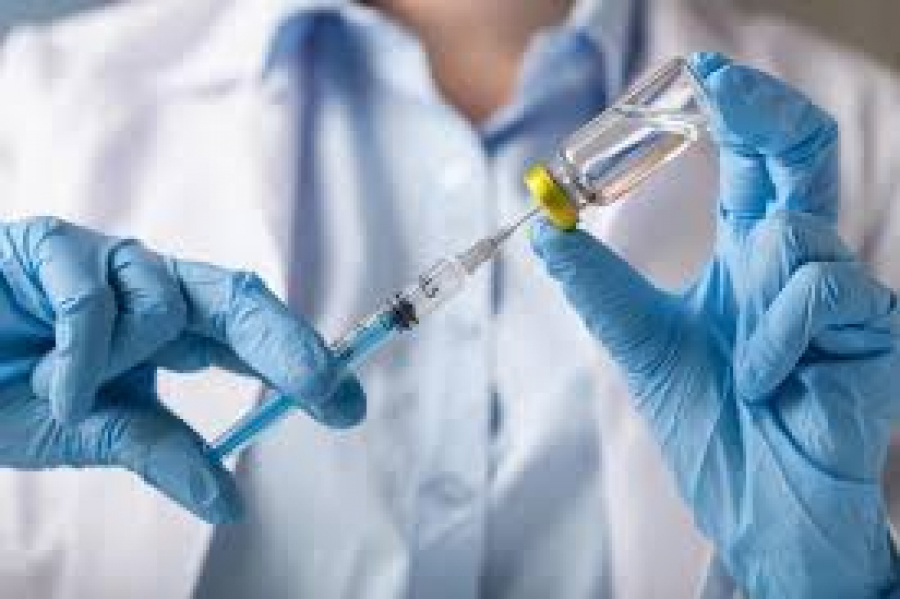 COVID-19: Казакстандыктар убакыттын өтүшү менен эки түрдүү вакцинаны алууга болот