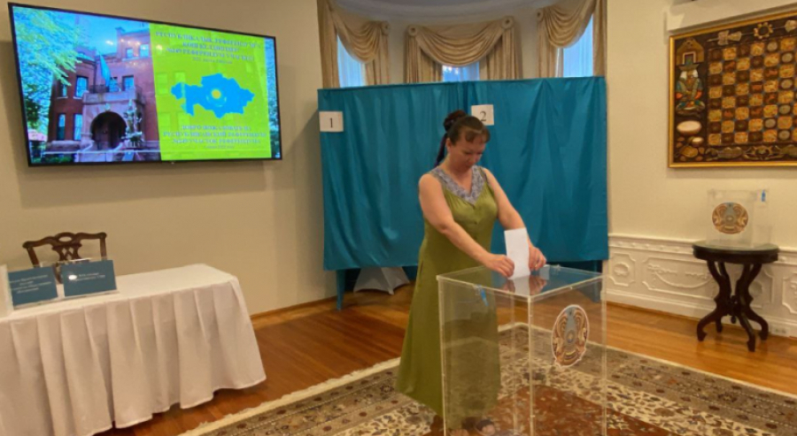 Около 73% казахстанцев проголосовали на референдуме за рубежом