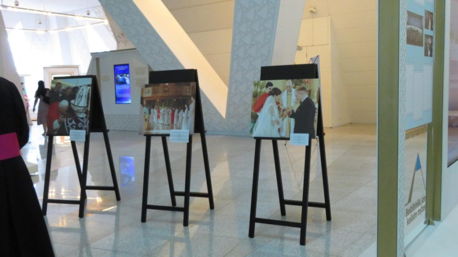 Выставку фотокартин о мировых религиях открыли в Нур-Султане