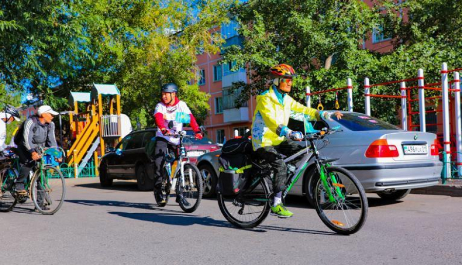 По следам Ыбрая: столичные велосипедисты выехали в Костанай