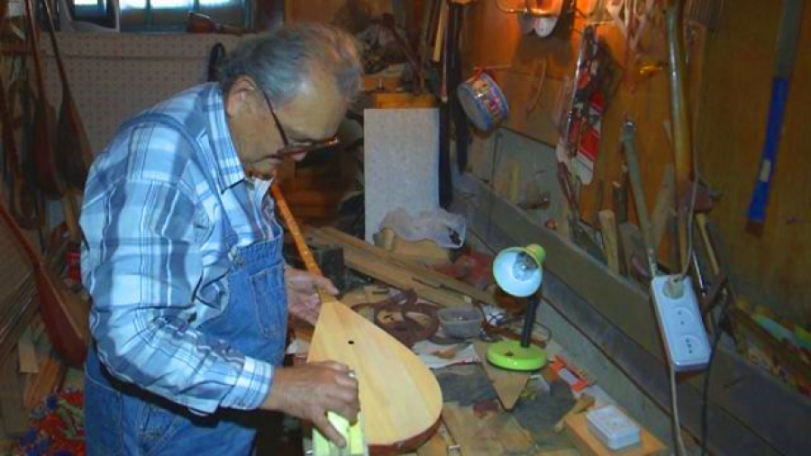 Craftsman from Kostanai makes “golden” cradle