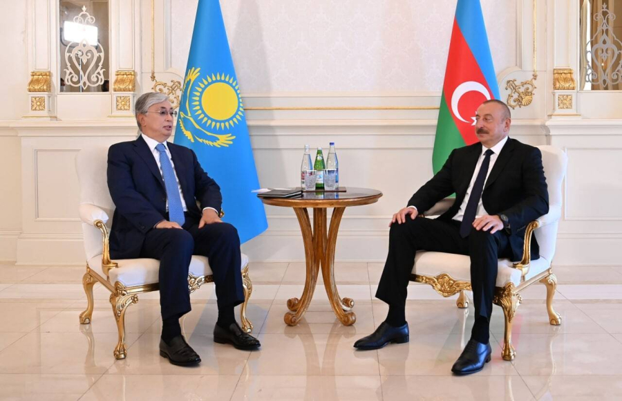 Kassym-Jomart Tokayev holds meeting with Azerbaijani President Ilham Aliyev