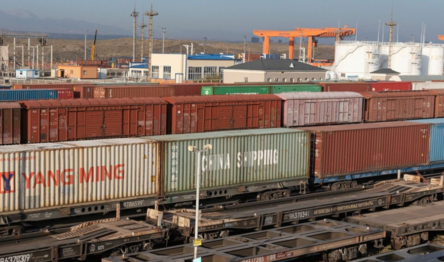 Стоимость перевозки грузов через казахстанско-китайскую границу снизят в два раза