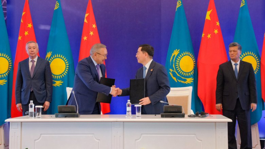 Казахстан и Китай заключили 16 двусторонних документов