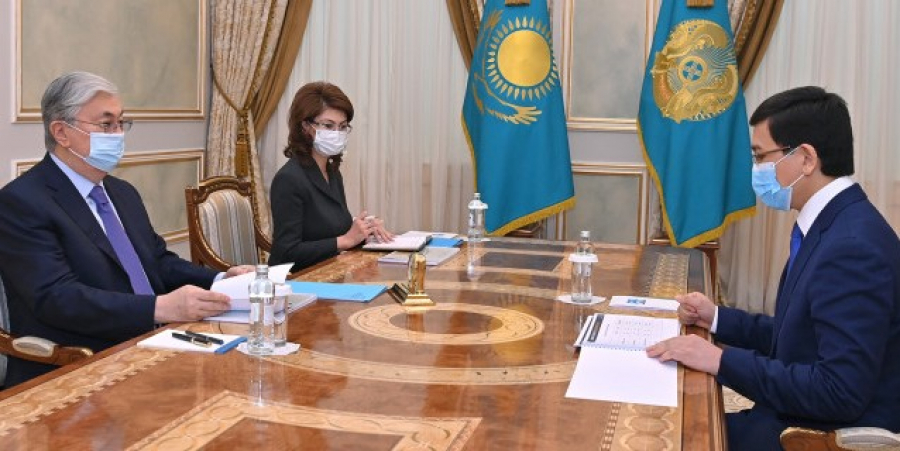 Президент Казахстана поручил усилить работу по повышению статуса учителей