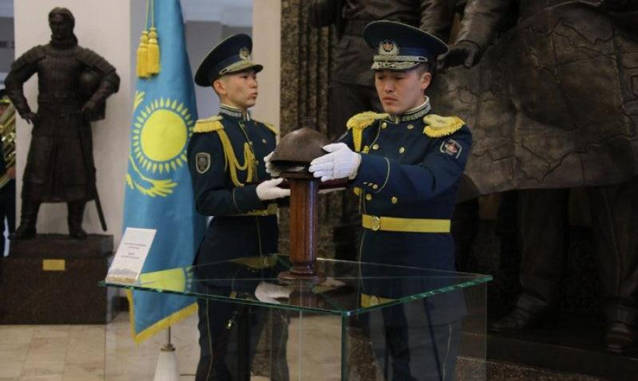 Bogenbai Batyr descendants hand over his helmet to military history museum