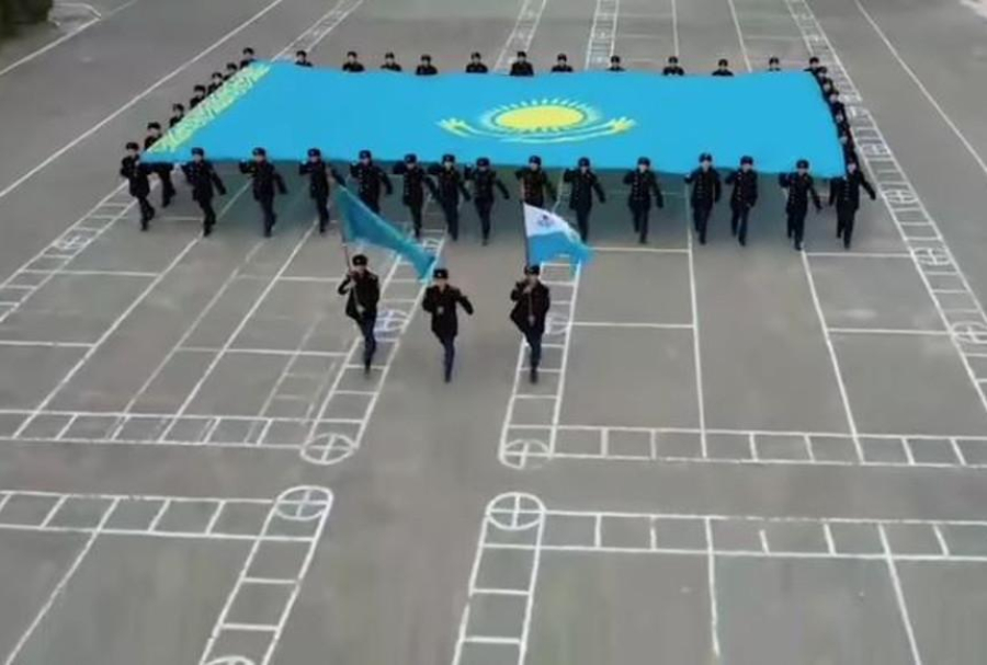 Казахстанские матросы устроили флешмоб в Актау