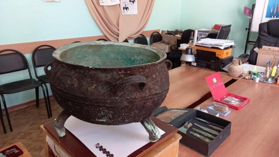 Караганды облусунда археологдор эски жез казан таап алышты
