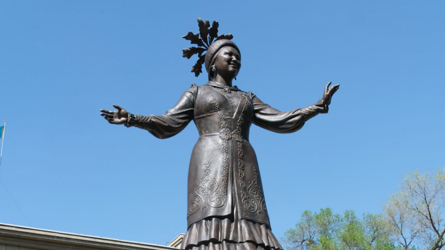 Памятник Розе Баглановой открыли в Алматы