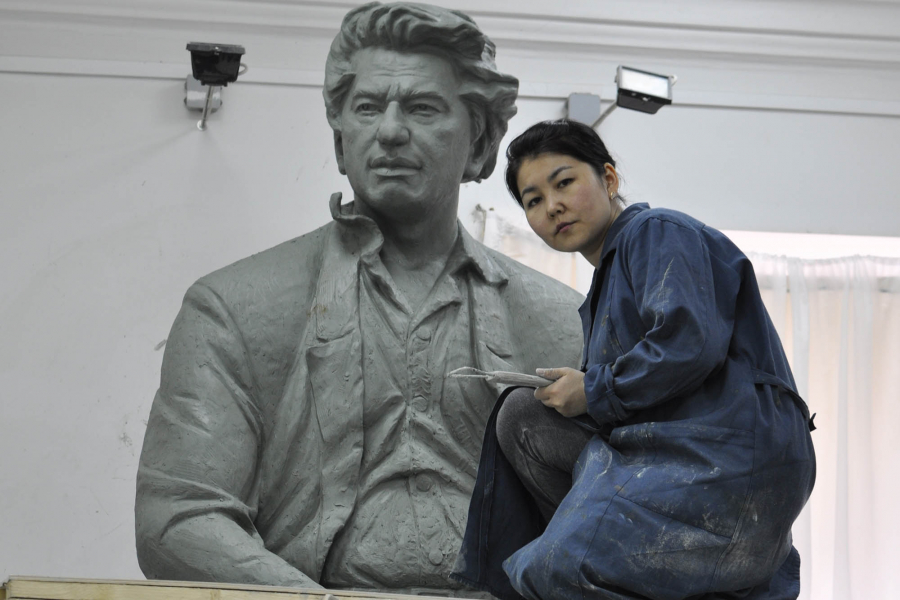 Известного кыргызского скульптора наградили орденом «Достык»