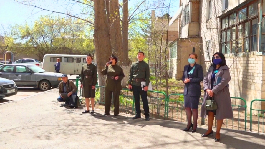 Концерты во дворах ветеранов устраивают в Павлодаре