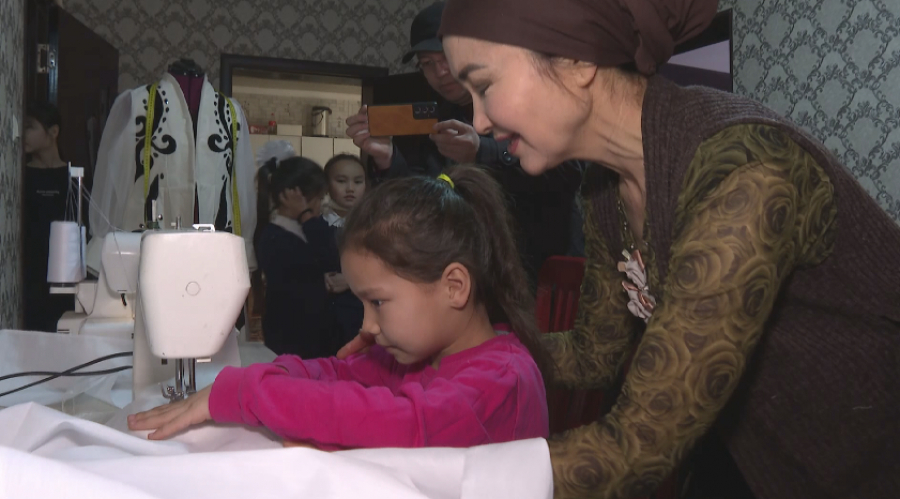 Рукодельница из Туркестанской области делится секретами создания изделий из войлока
