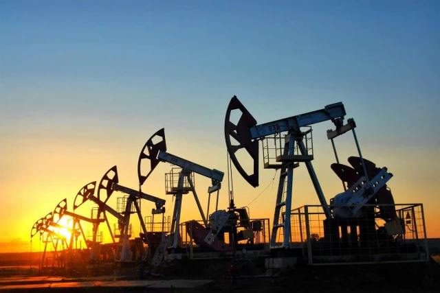 Казахстан продолжает консультации по дальнейшему снижению добычи нефти